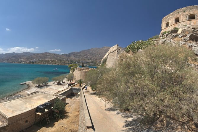Boat cruise to Spinalonga and seaside lunch in Elounda or Agios Nikolaos